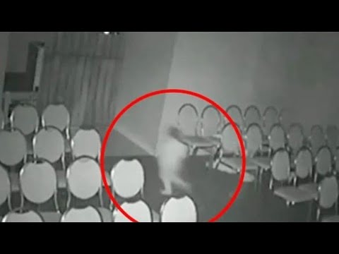 Niño Fantasma Captado en un salón de clases por Guardia de Seguridad!