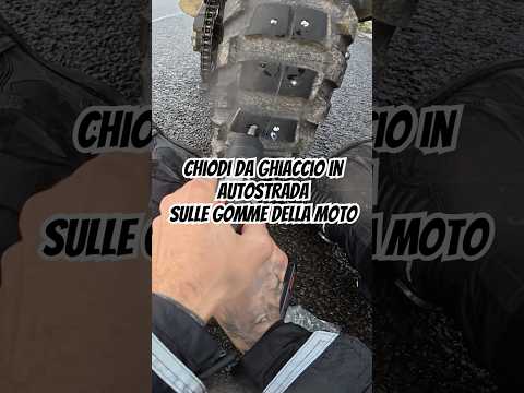 Cado in moto per il ghiaccio in autostrada