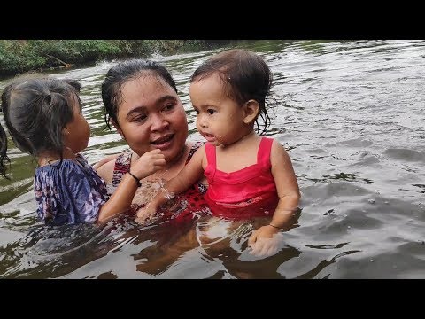 Seru Pertama Kali Shinta Shanti Shindi Mandi di Sungai