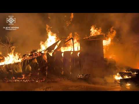 Всю ніч рятувальники ліквідовують масштабну пожежу, що виникла пізнього вечора, 9 листопада у Вінниці