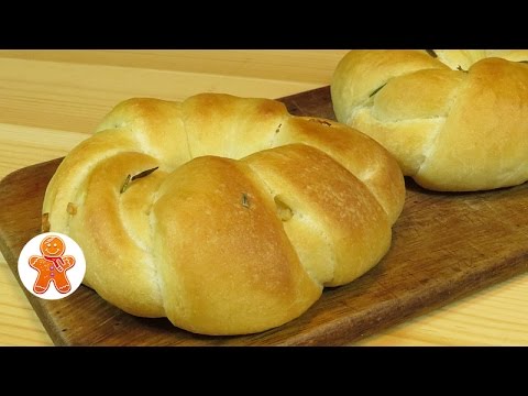 Витые булочки с чесноком и розмарином