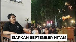 BERDIRI DI ATAS KURSI, DI DEPAN PEJABAT !! INILAH SOSOKNYA