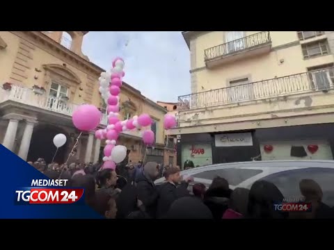 Acerra, i funerali della bimba sbranata da un pitbull