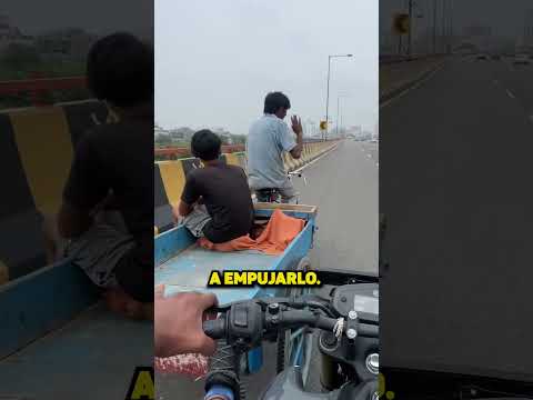 Este Motoquero Ayuda A Un Padre En Aprietos! 🤝