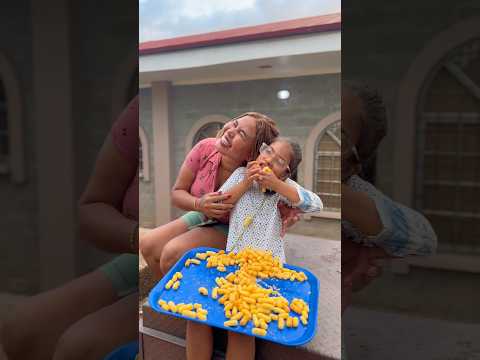 Mi mamá con mi hermana menor
