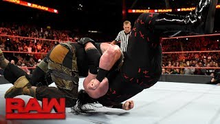 Braun Strowman entierra a Kane bajo el ring