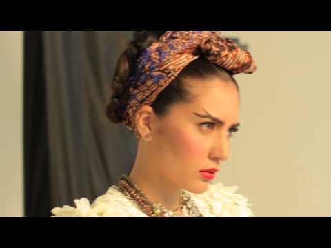 Behind The Scene pemotretan edisi ulang tahun Cosmopolitan ke-16. Hannah Al \nRasyid as Frida Kahlo.\n\nFotografer: Hadi Cahyono\nMakeup Artist: Lucia Tan dan Wiwid.\nWardrobe: Defrico Audi\nAccessories: Rinaldi A. Yunardi