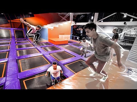 NOS DEJAN un PARQUE de TRAMPOLINES para NOSOTROS SOLOS!! RETOS DE SALTOS MORTALES con EL ENANO!!