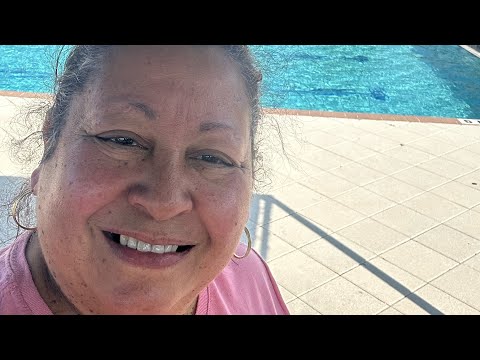 Evelyn Dominguez is live! En la Piscina