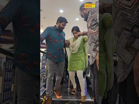 മീര ജാസ്മിനെ എസ്‌കേലേറ്ററിൽ കയറാൻ സഹായിച്ച് നരേൻ?Meera Jasmine,Narain,Queen Elizabath #MeeraJasmine