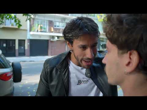 Finge ser gay para despistar al cornudo
