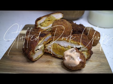 CHULETAS DE CERDO RELLENAS Y BOLITAS DE PLATANO DULCE FRIITAS