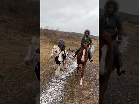 momento único e emocionante entre mãe e filha cavalgando juntas.