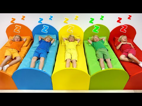 Cinco niños en el jardín de infantes