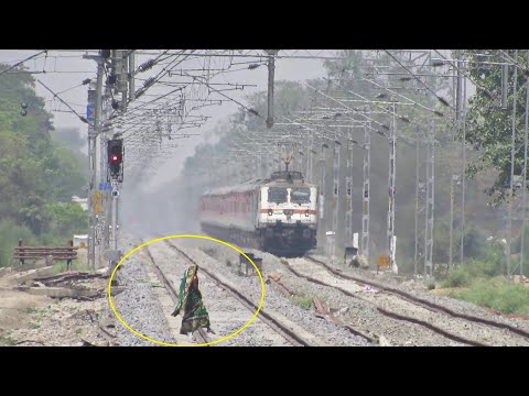 Lady on Phone Given WARNING by Twin Tone WAP7 at Sagarpali !!