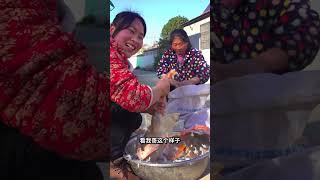 恭喜老哥乔迁新居，按咱们这边的习俗，必须给他暖锅底，大侄子一抱到手上，就舍不得放下来，姐妹们你说这咋办才好