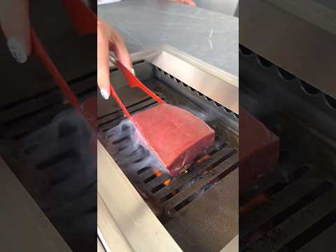 【豪快】塊のまま焼き上げる極厚レバー