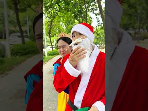 🎅❄️ Santa & Snow White's Magical Remote!#shorts  #Santa #Noel #SantaClaus #SummerSanta #Funny