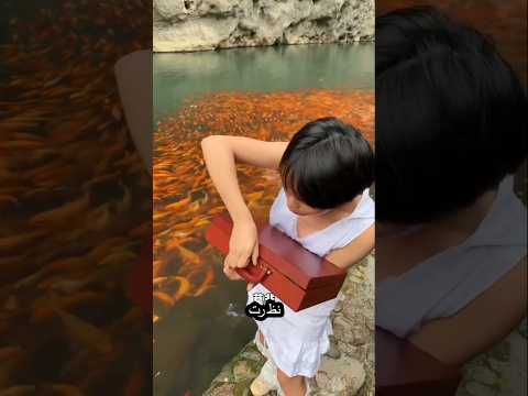 وجدت هذه الفتاة سمكة ذهبية على شاطئ البحر وذهبت لاصطيادها. #arabicshorts