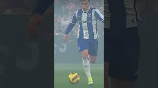 Oskarrrrr Pietruszewskiiiiii… co za rajd z piłką przez pół boiska … zakończony petardą z lewej nogi.