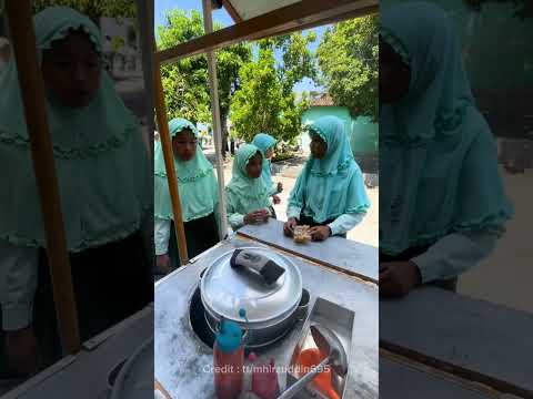 Anak ini dikabari ibunya m*ningg*l pas lagi jajan ๐ฅ