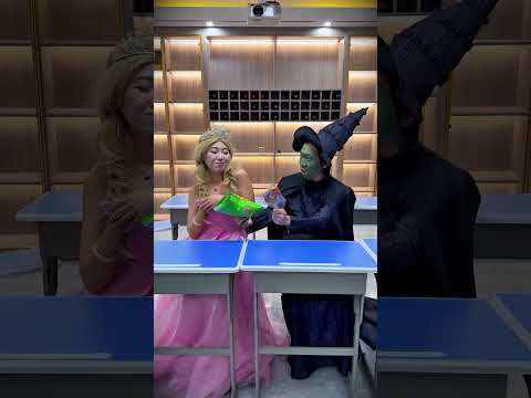 Glinda likes eating snacks.#kpop#rumi#arianagrande#cosplay