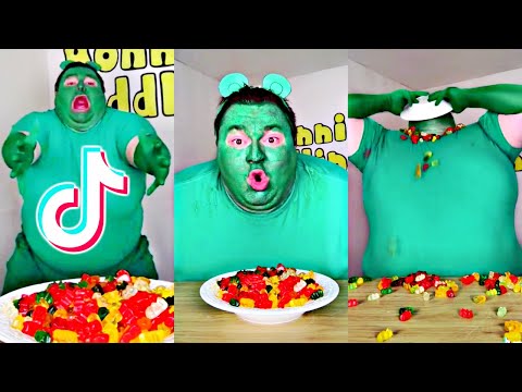 GUMMY BEAR EATING GUMMY BEARS!