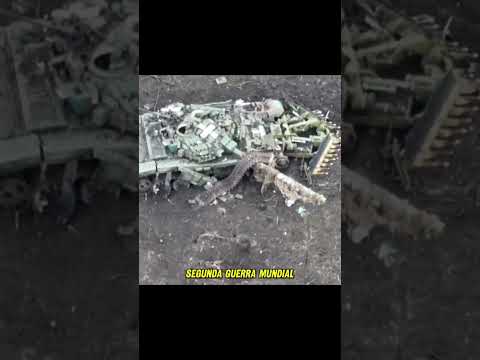 Un dron persigue a un soldado escondido bajo un tanque