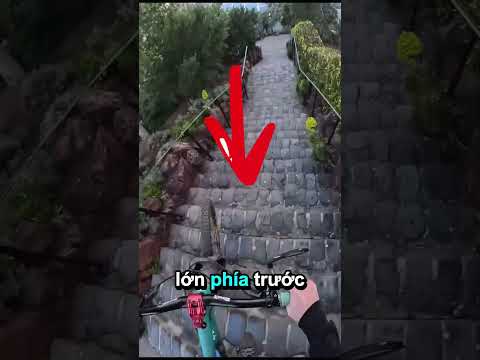 Biker Nhảy Qua Người Đàn Ông Và Cố Gắng Chạy Trốn Cảnh Sát!#shorts