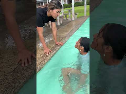 qué estás haciendo en la piscina