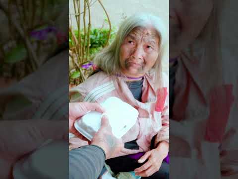 Don't judge an old woman by her appearance ♥️🥰 #homless #vuonggia