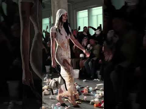 Trash thrown over models at AVAVAV’s Milan Fashion Week show ??️? #milanfashionweek #AVAVAV