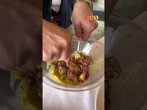 La préparation du tartare au restaurant parisien “Le Train bleu”