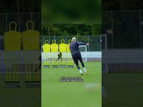 Freestyler Coba Tiru Gol Roberto Carlos. Hasilnya?