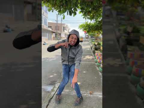 Ellos defiende a su hermanito menor….