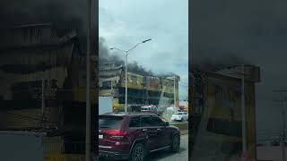 Un incendio en la marginal de Las Americas tienda J y R
