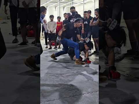 Abah Dayat seorang sekuriti yang hobi gelud, dan sudah 3x mengikuti Baku Hantam Street Fight