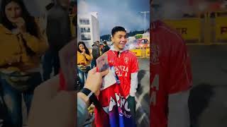 Ofreciendo dinero a BARRISTAS por ponerse la camiseta del equipo rival