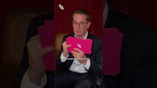 Kyle MacLachlan narrates a projection of Twin Peaks pilot episode ☕️