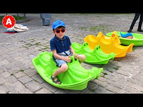 Adam Fait du Vélo et s'Amuse avec Papa