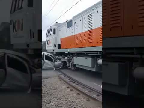 Polisi Selamatkan Sopir Sebelum Mobil Terseret Kereta #shorts