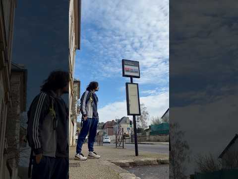 JE FAIS PAS DE SIGNE AU BUS POUR VOIR SI IL VA VRAIMENT S’ARRÊTER 😡 #Shorts