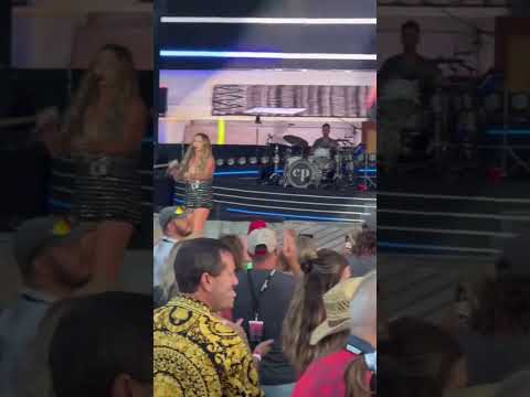 Carly Pearce kicks heckler out of her show