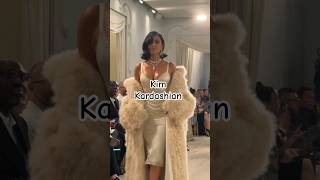 #kimkardashian desfilando para #balenciaga