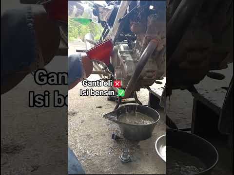 Cara cepat & mudah membersihkan daleman mesin motor tanpa bongkar yg terendam banjir‼️👍#incujin