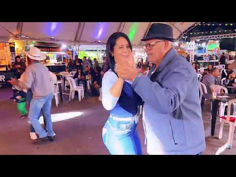 PAI E FILHA FAZ A POEIRA SUBIR NA CAVALGADA O COURO COMEU NA DANÇA MEU POVO