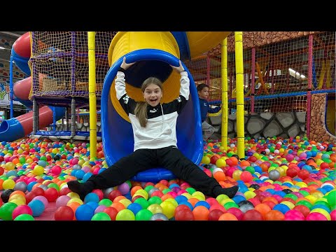 Крутые Игры в Детском Центре | Видео Влог с Ярославой | Tiki Taki Kids