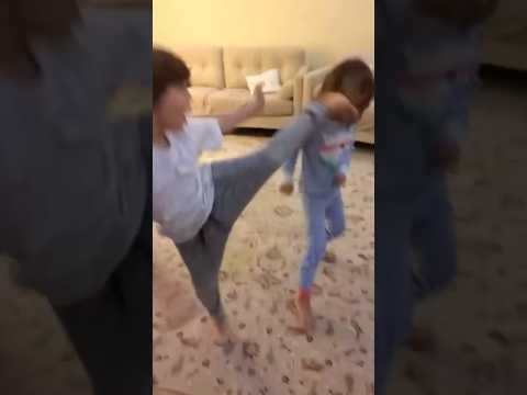 انس يركل اخته