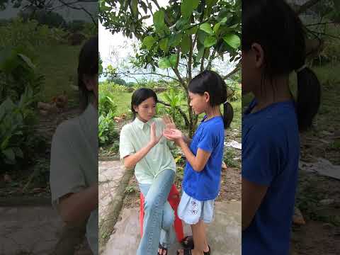 Chị gái tham ăn không chia sẻ đồ ăn cho em #shorts