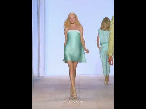 Gosh! Her walk is so unique!#vladaroslyakova